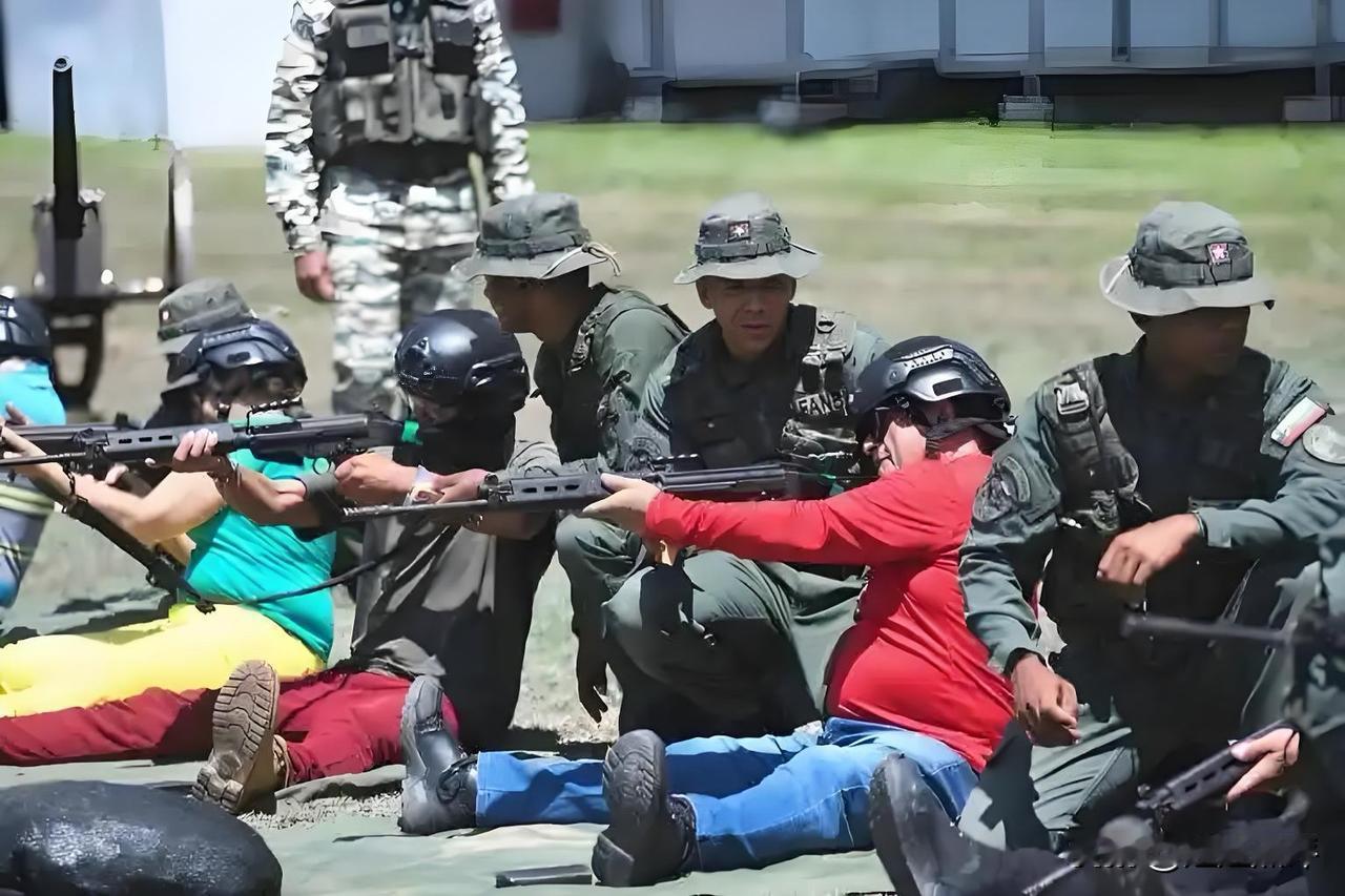 面对委内瑞拉，大漂亮为啥踩了刹车？近期美国在加勒比海大举增兵，航母、战机与二十余