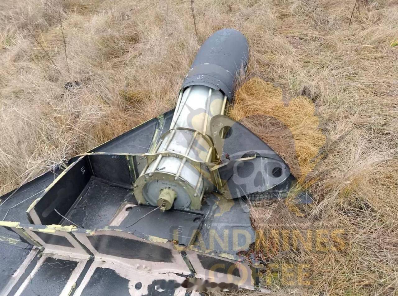 乌克兰人发现了俄罗斯军队新使用的双弹头“天竺葵”自杀式无人机残骸，两个弹头总共有