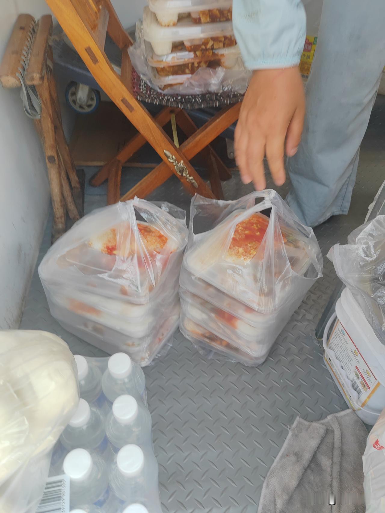 东北盒饭今日菜品有熘肉段、红烧肉、麻婆豆腐、番茄炒蛋，道道都好吃还下饭。每天四个