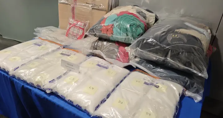 两名15岁女高中生运毒被抓，与贩毒集团头目是朋友，为几万元报酬用旧衣物包着运送毒品；香港警方：检获3
