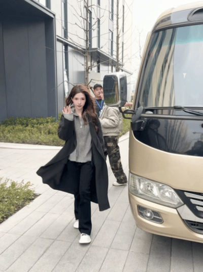 内娱现役女团东方卫视春晚合体东方卫视春节晚会 看到SNH48和Gen1es要一起