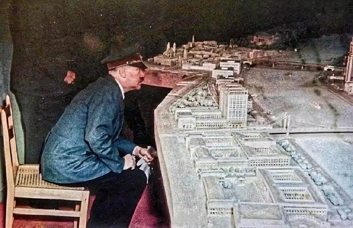 1945年，德国柏林，苏军正兵分三路合围柏林，而盟军驻扎在柏林西面，防止德军西逃