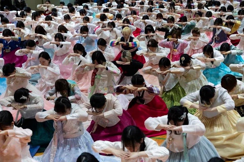 韩国全罗南道珍岛郡知事金熙洙的一番言论彻底惹众怒！2月4日在地方市政厅会议上，为