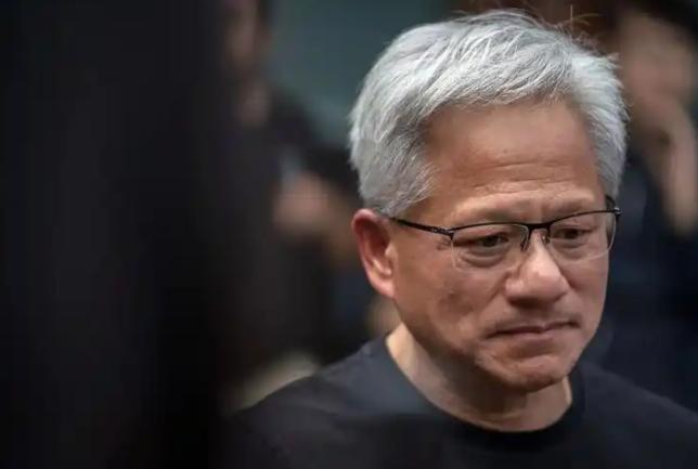 在30号中美韩国会见的关键时刻，黄仁勋站出来说话了，他说：美国必须要重新向中国销