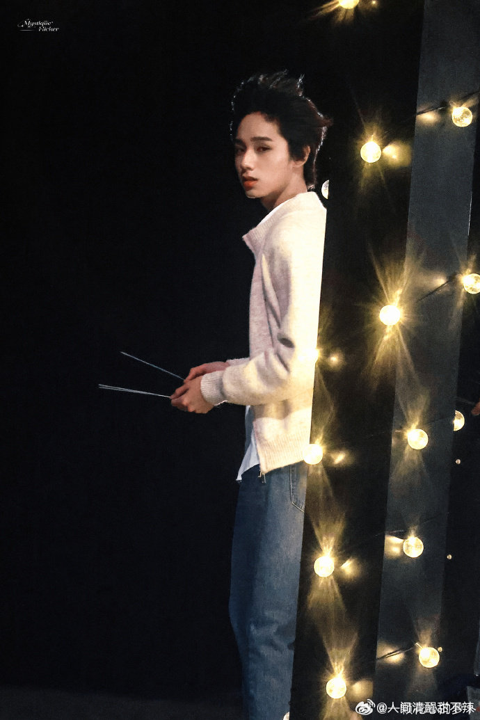 当TF家族成员掀起刘海 当TF家族成员集体掀起刘海，传说中的“半永久刘海”大型解