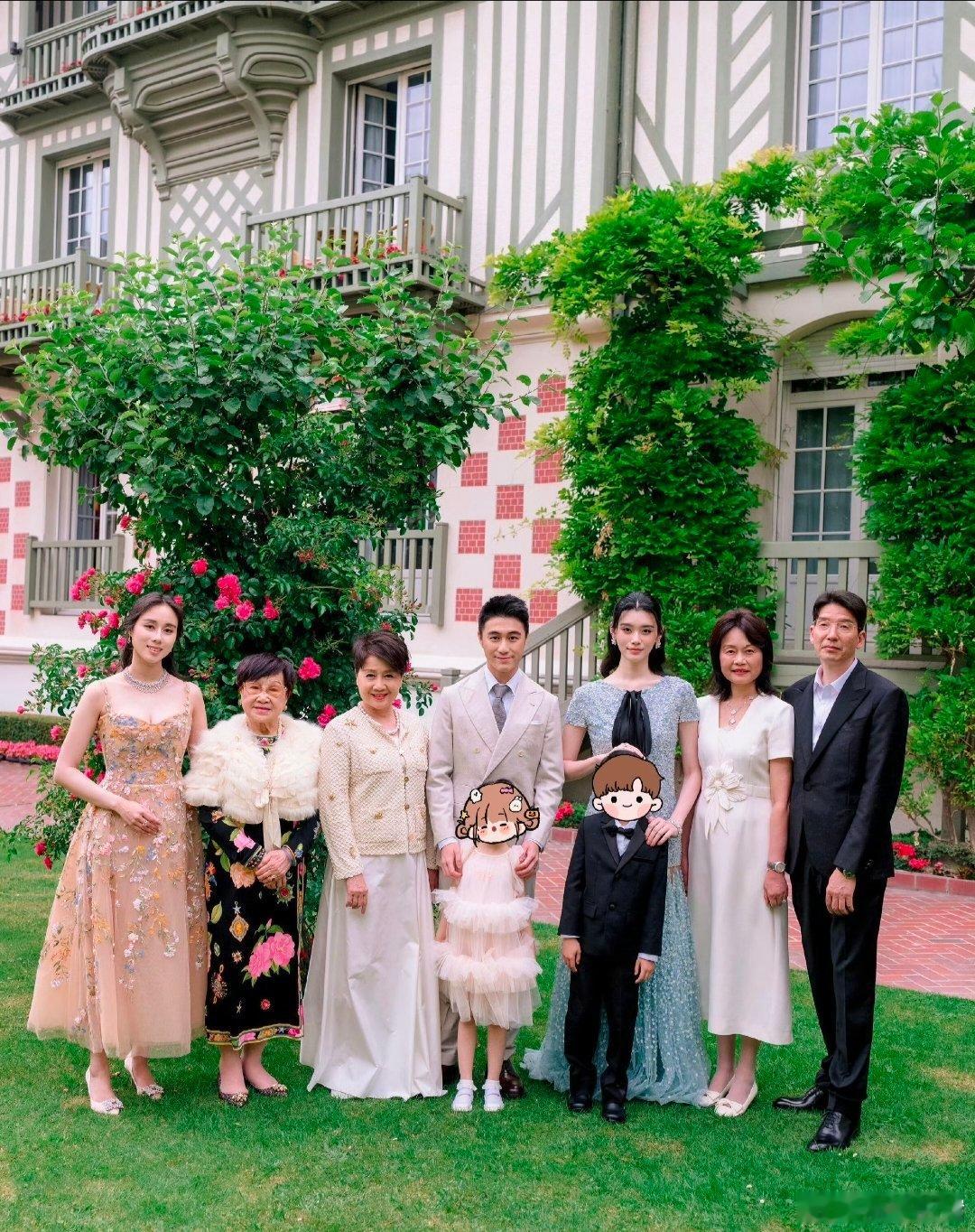 何超欣与何猷君奚梦瑶婚礼合照四代同堂，和谐幸福一家亲！一对新人和花童子女在这张照