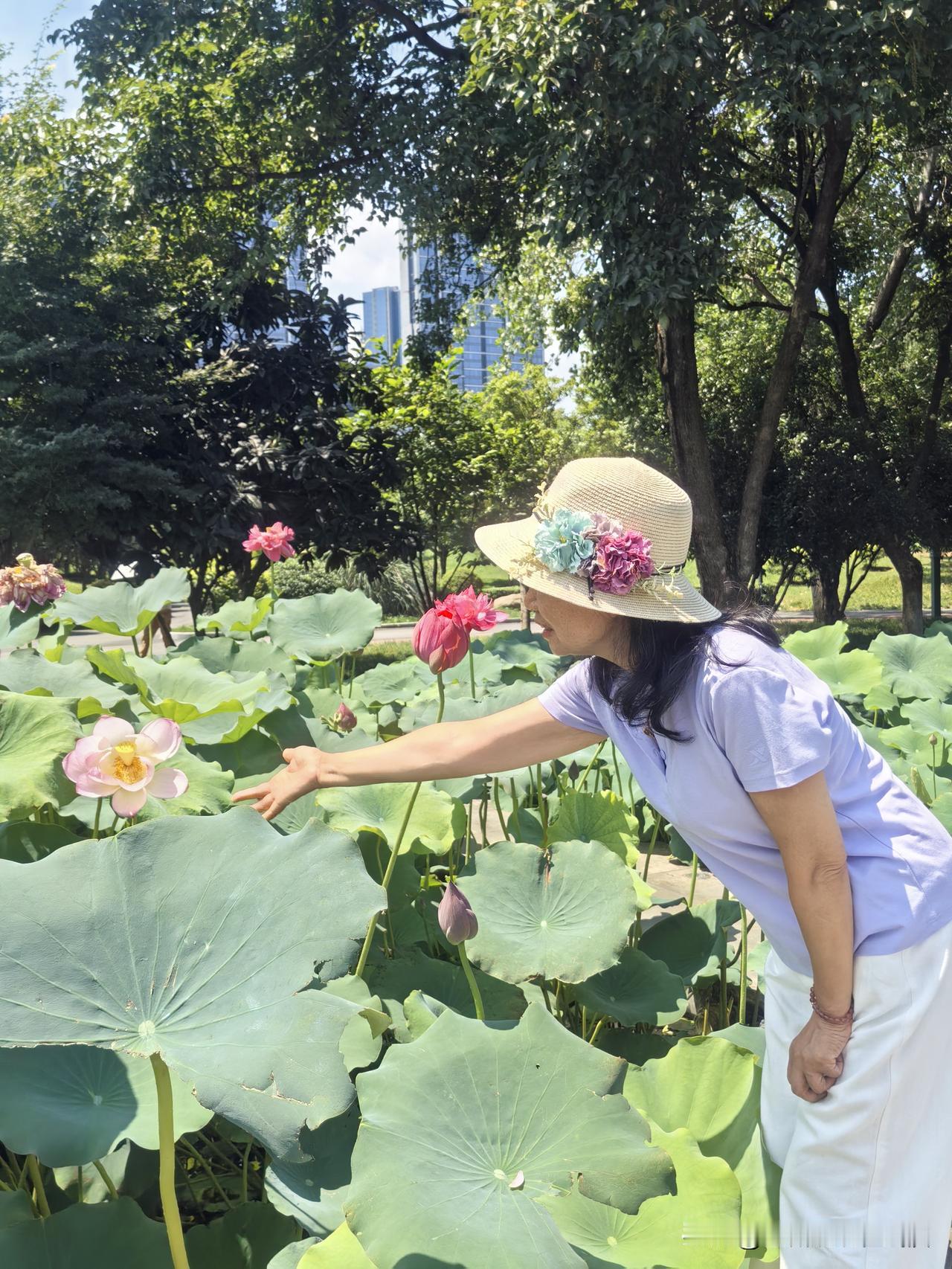 我上小学都是自己背着书包走去上学。

我上小学时，我妈妈在生产队干活，早出晚归，