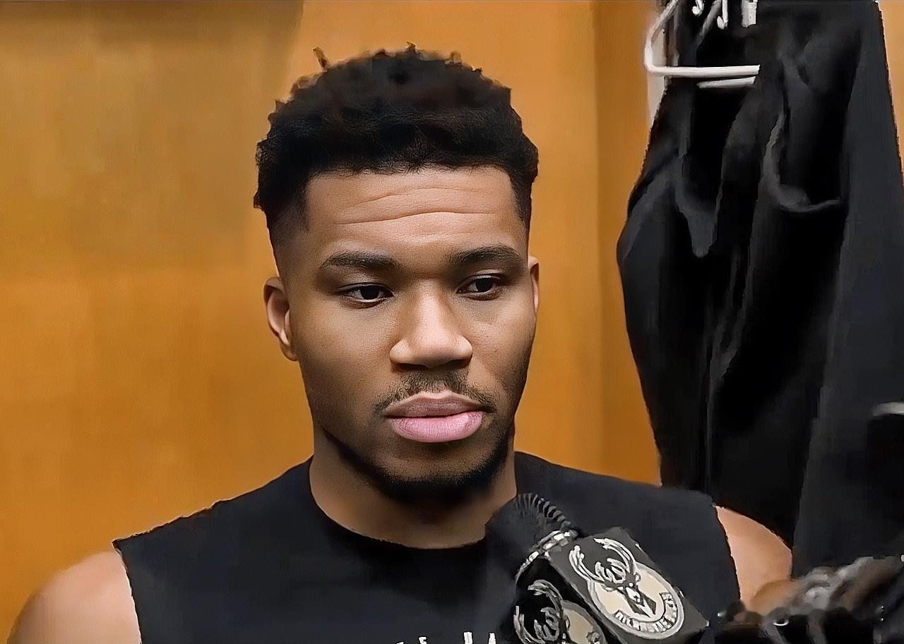 字母哥生气了！

今日雄鹿以112-103战胜公牛。字母哥赛后接受了媒体采访，在