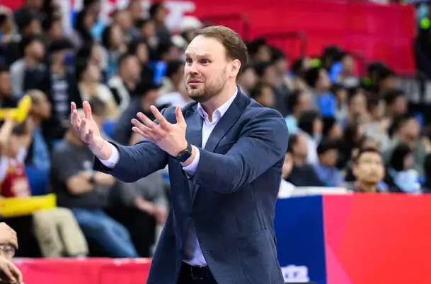 直言5打8暗讽判罚，如何看待山西助教的采访发言？