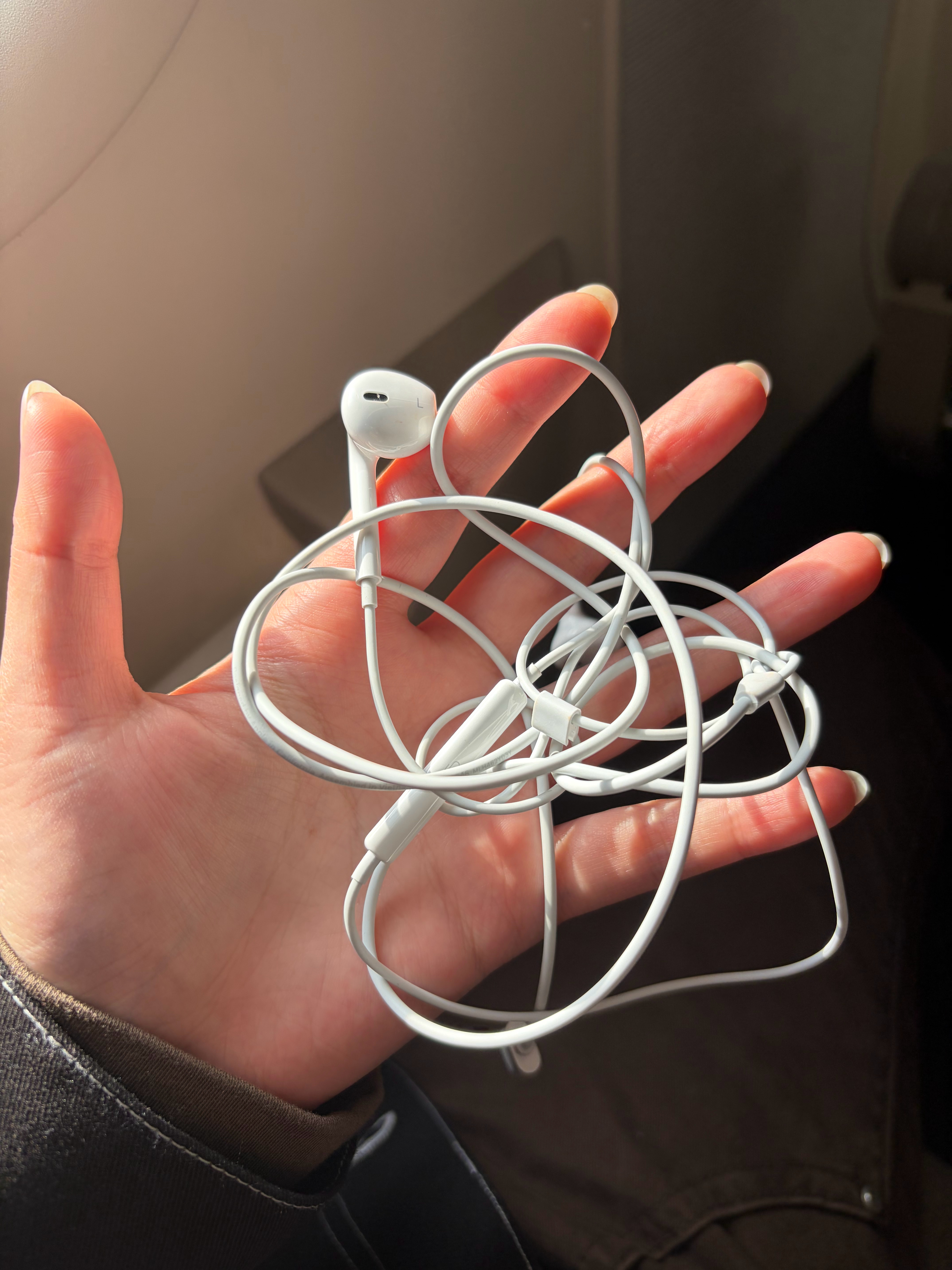 其实我一直挺喜欢用有线耳机的音质好、不用充电、便宜、轻巧便携……容易缠绕难解开是