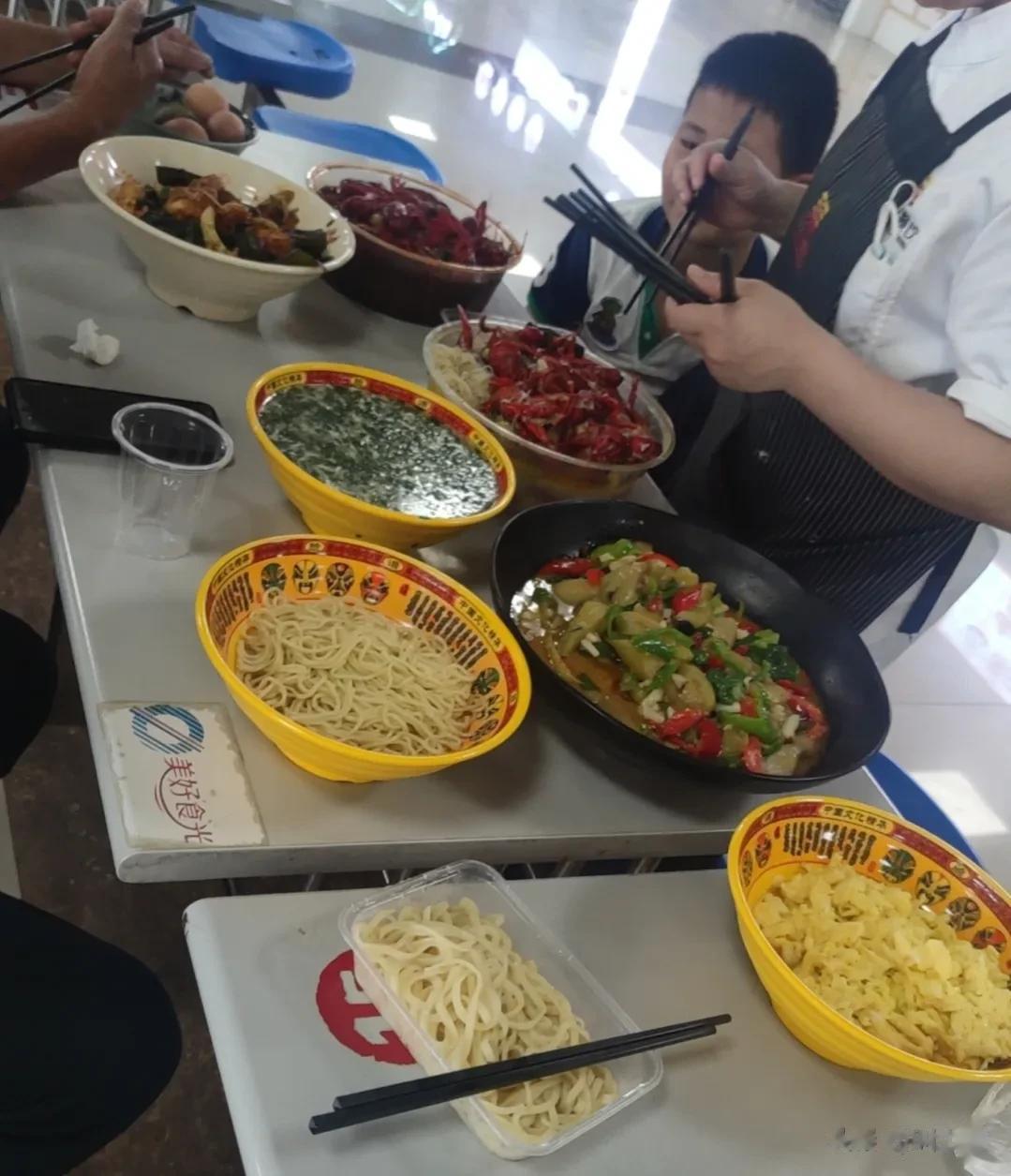 端午来家四天，没有一天不是吃大餐的，好撑好饱啊，苏北就是豪横热情