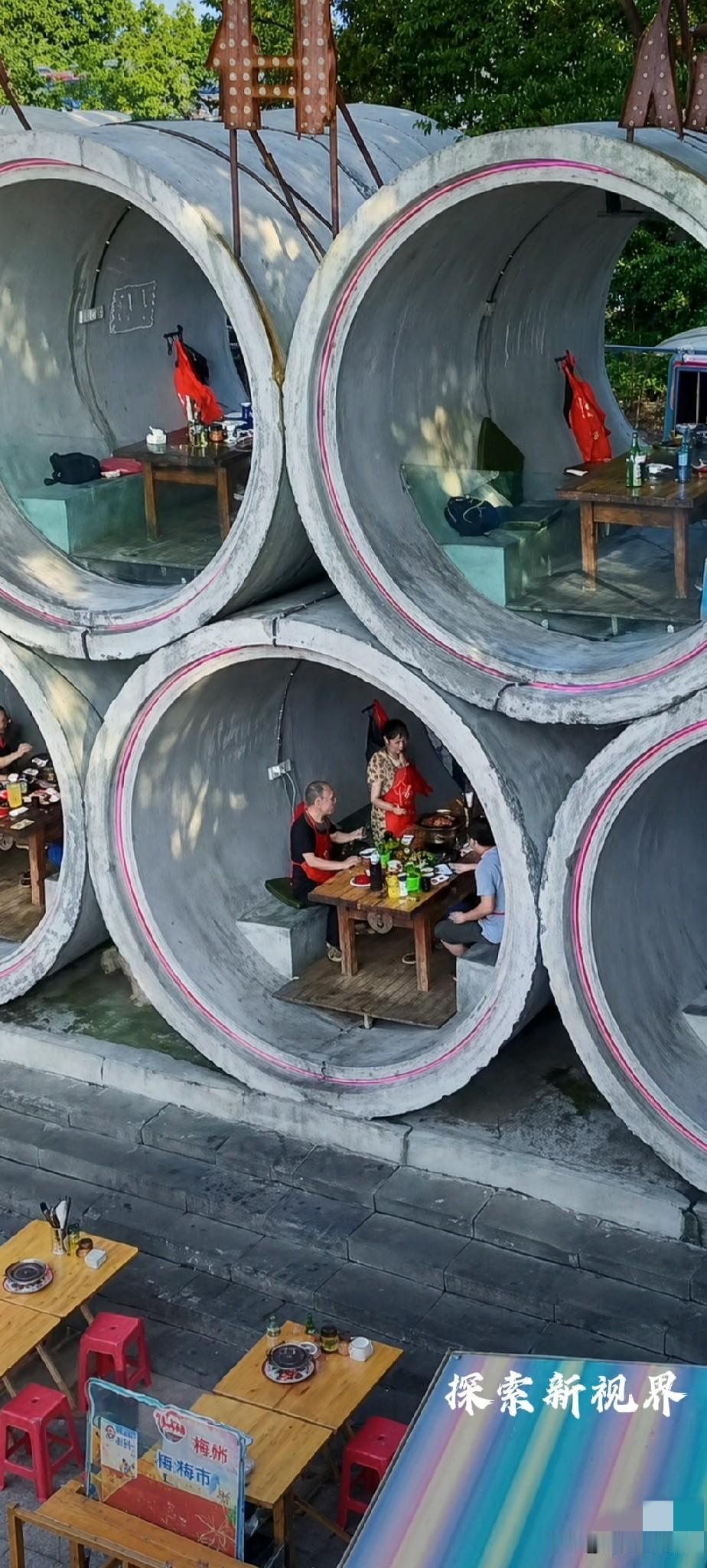 “真正的下馆子”！水泥管餐厅火了，霓虹灯一打挺有氛围。但密闭空间抽烟喝酒，通风咋