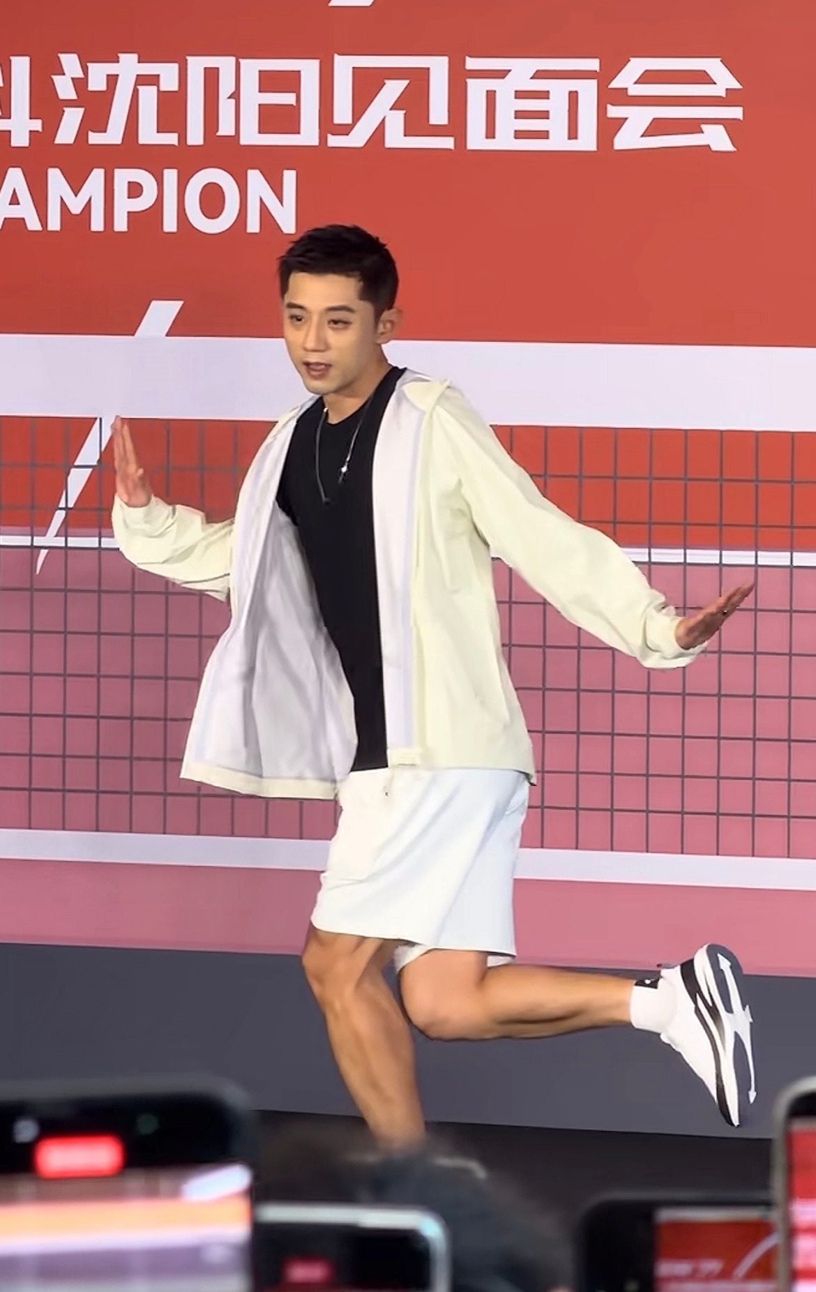 张继科谈霸王拧张继科为什么比这个动作？？不像他的硬汉风格呀！[费解][费解] ​
