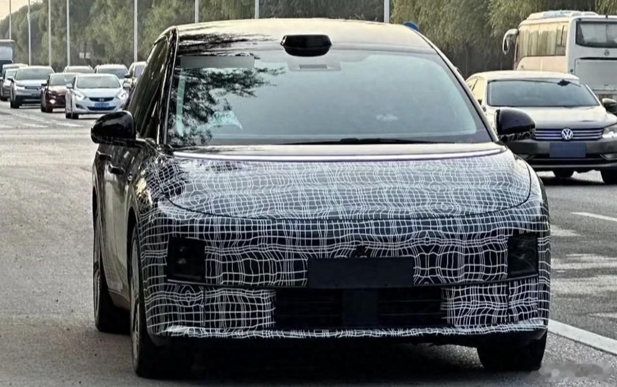 #理想全新SUV# 路试谍照曝光，新车可能称为M8或者M9，新车有望在2025年