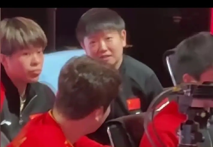 请大家记住孙颖莎这个眼神吧。昨晚的世界杯比赛，梁靖崑输给法国小勒布伦了，只得了一