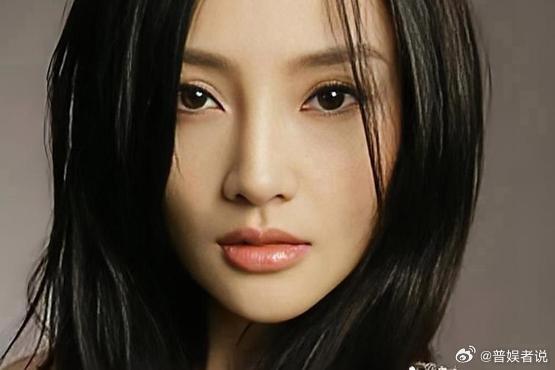 现在全网最不淡定的就得是李小璐了，本来她跟贾乃亮关系都缓和了，网友都盼他俩复合呢