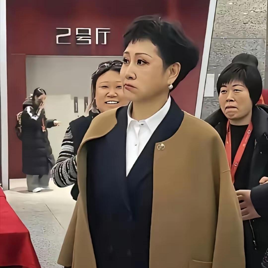 我不说你能看得出来这是谁？
张凯丽的变化太大了吧。张凯丽容貌变化 张凯丽暗黑造型
