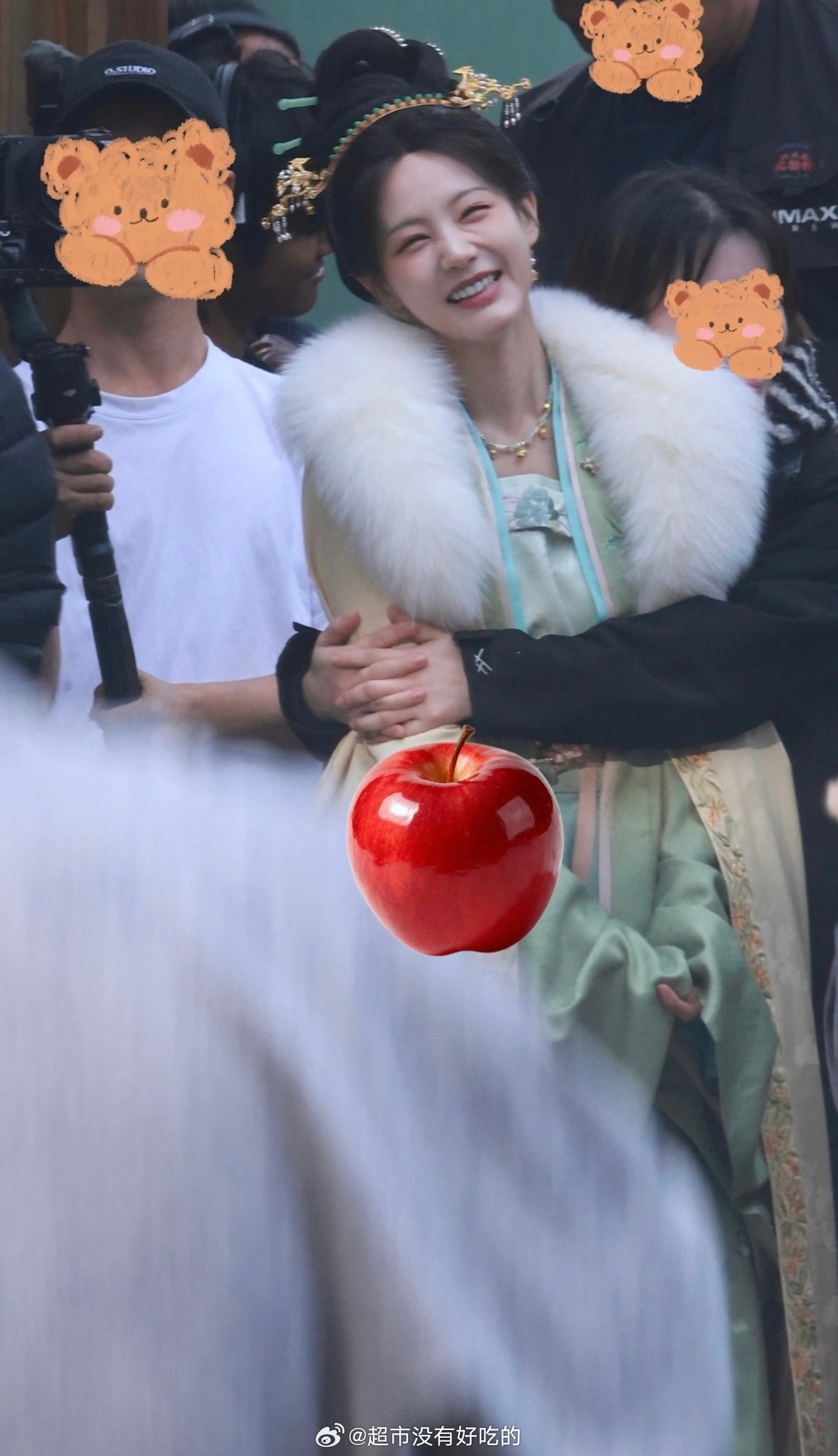 李一桐《金枝》今日生图路透今天是华丽贵气版陈雀儿生图状态太能打了，脸好权威李一桐