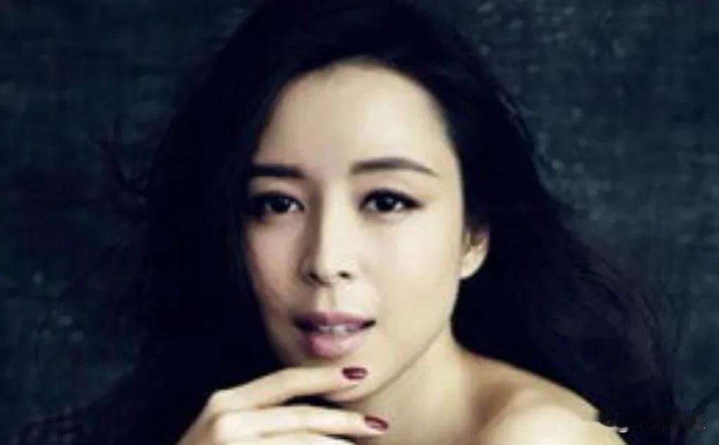 四和娱乐:关注
张静初近照曝光，引发网友热议：她怎么变样了？

近日，一组张静初