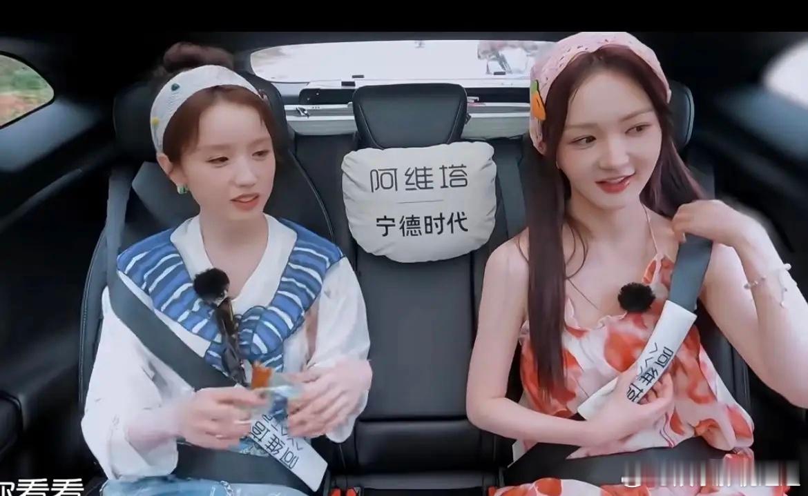 果然时尚的完成度是靠脸的不信你看张韶涵明明只是在演唱会上穿了一件透明雨衣，可是很