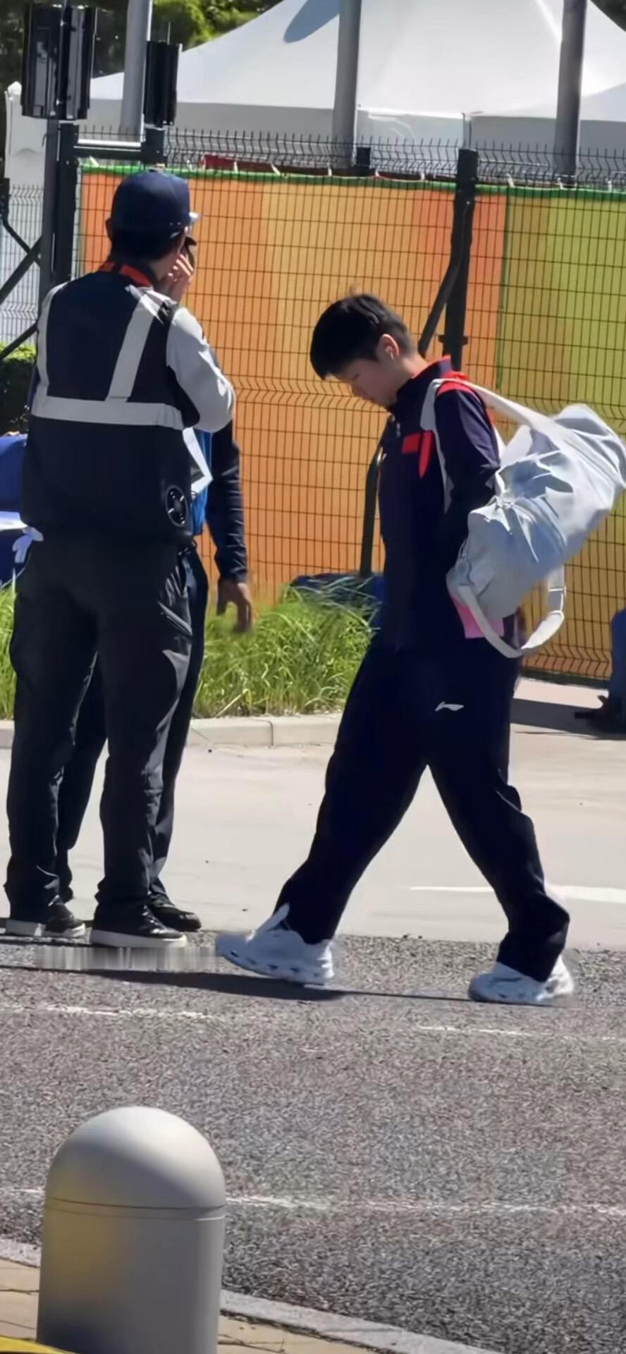 又被莎莎上训感动到了，背着大大的书包，好像早上去上学，多美好的小孩，在阳光下走着