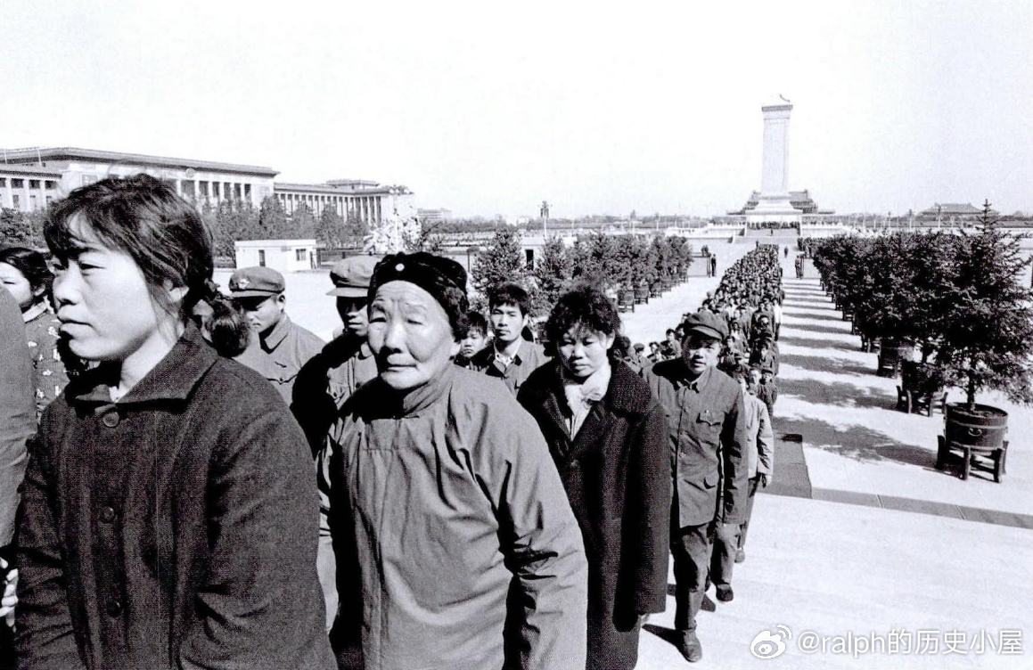 90年代来自各行各业、各个年龄段的人群排队等待进入毛主席纪念堂参观，整齐的队伍已