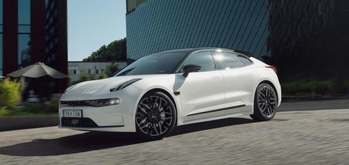 上次开车送我妈去超市，停在门口。旁边一辆20多万的宝马3系也停着。我妈指着那辆3