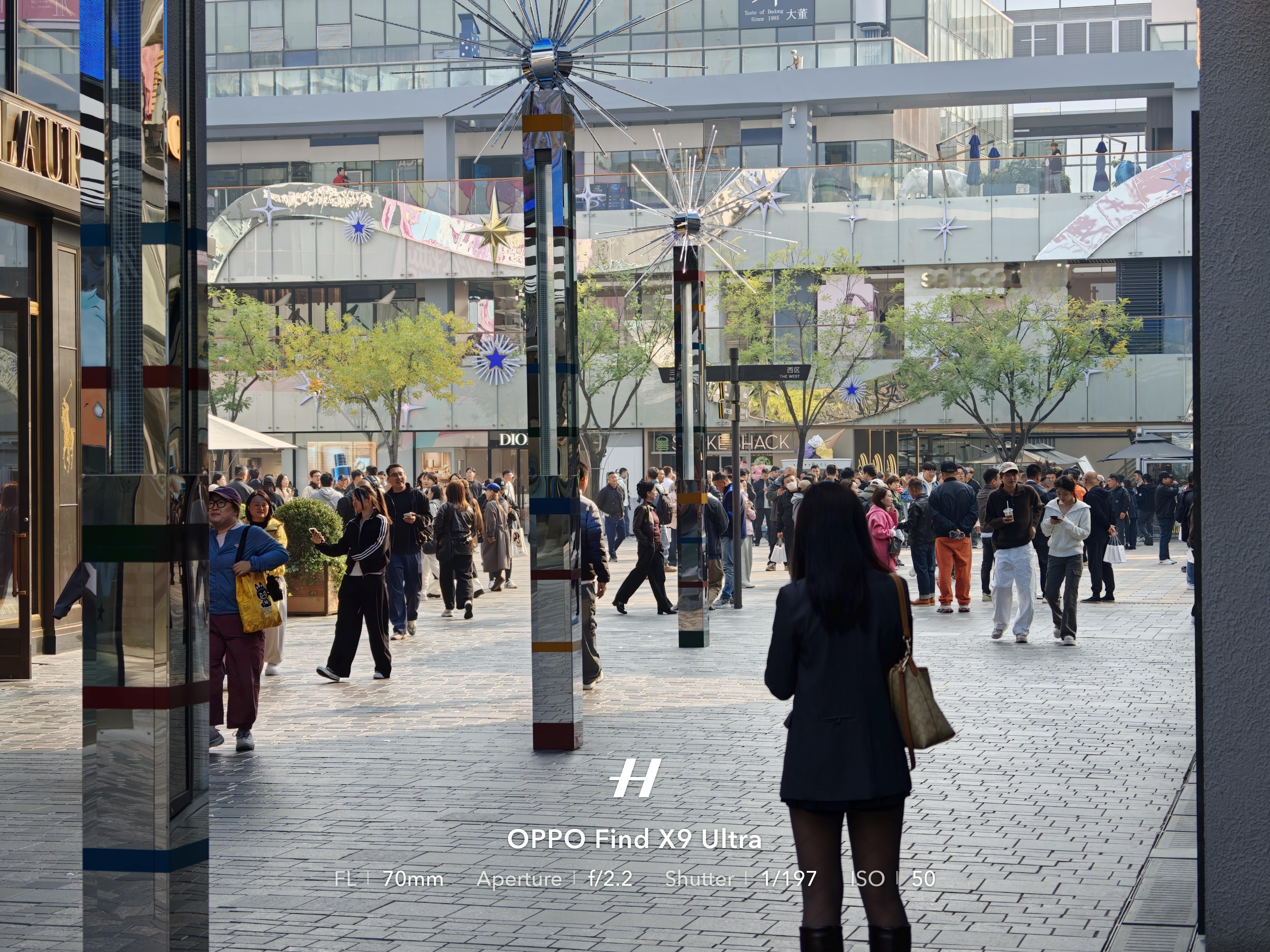 Apple Store 三里屯门口全部都是黄牛，全民黄牛时代，大概问了一下，白色