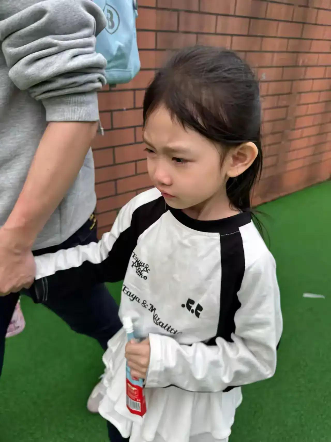 抱养的闺女刚养满一年半。媳妇生了对龙凤胎。全家老人统一口径：趁她记不住事，赶紧送