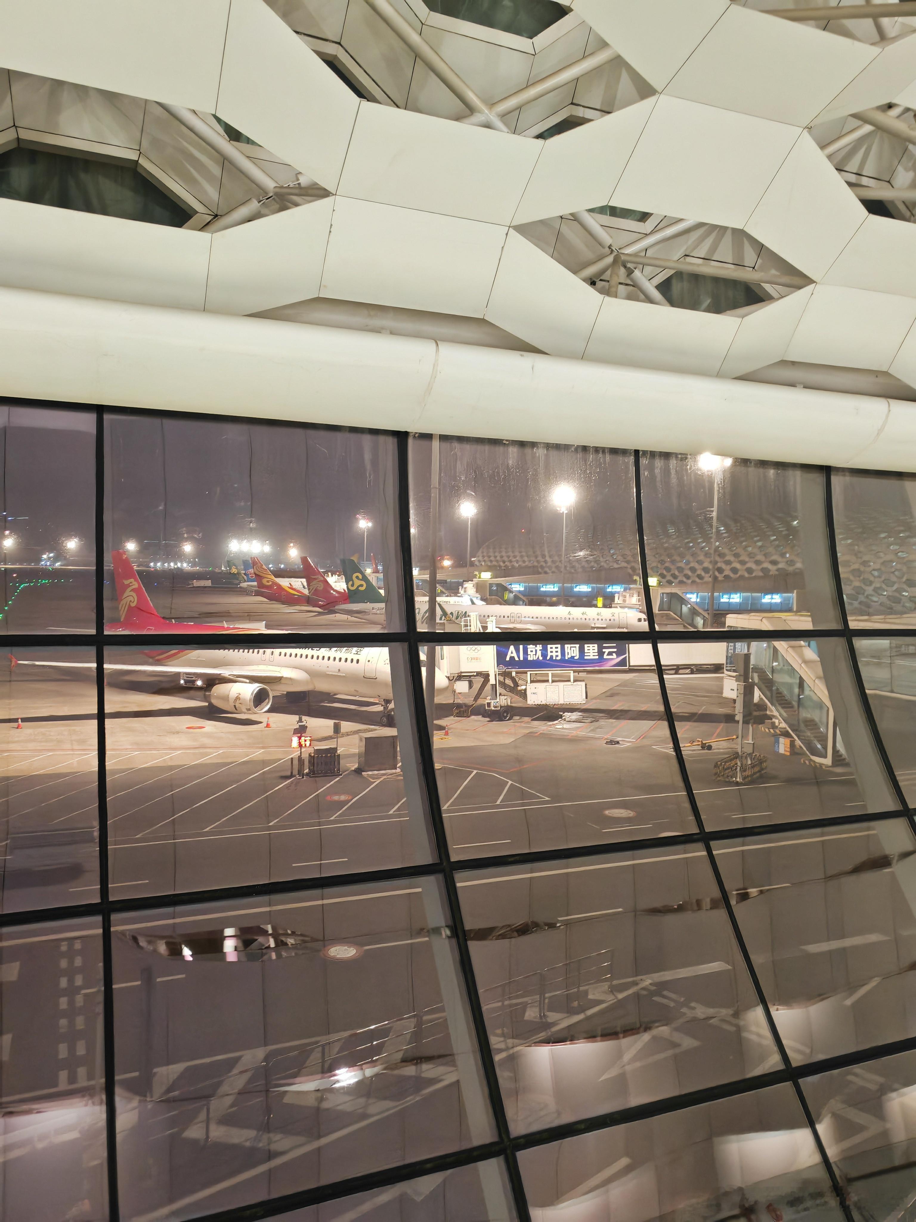 深圳机场好多人，托运行李排队，安检排队，真的要留足时间。 