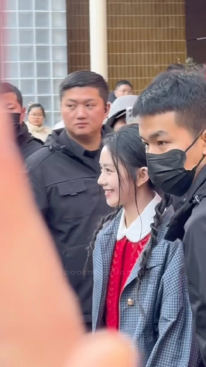 刘浩存双麻花辫千鸟格套装look 刘浩存miu系明媚感  刘浩存miu系明媚感，