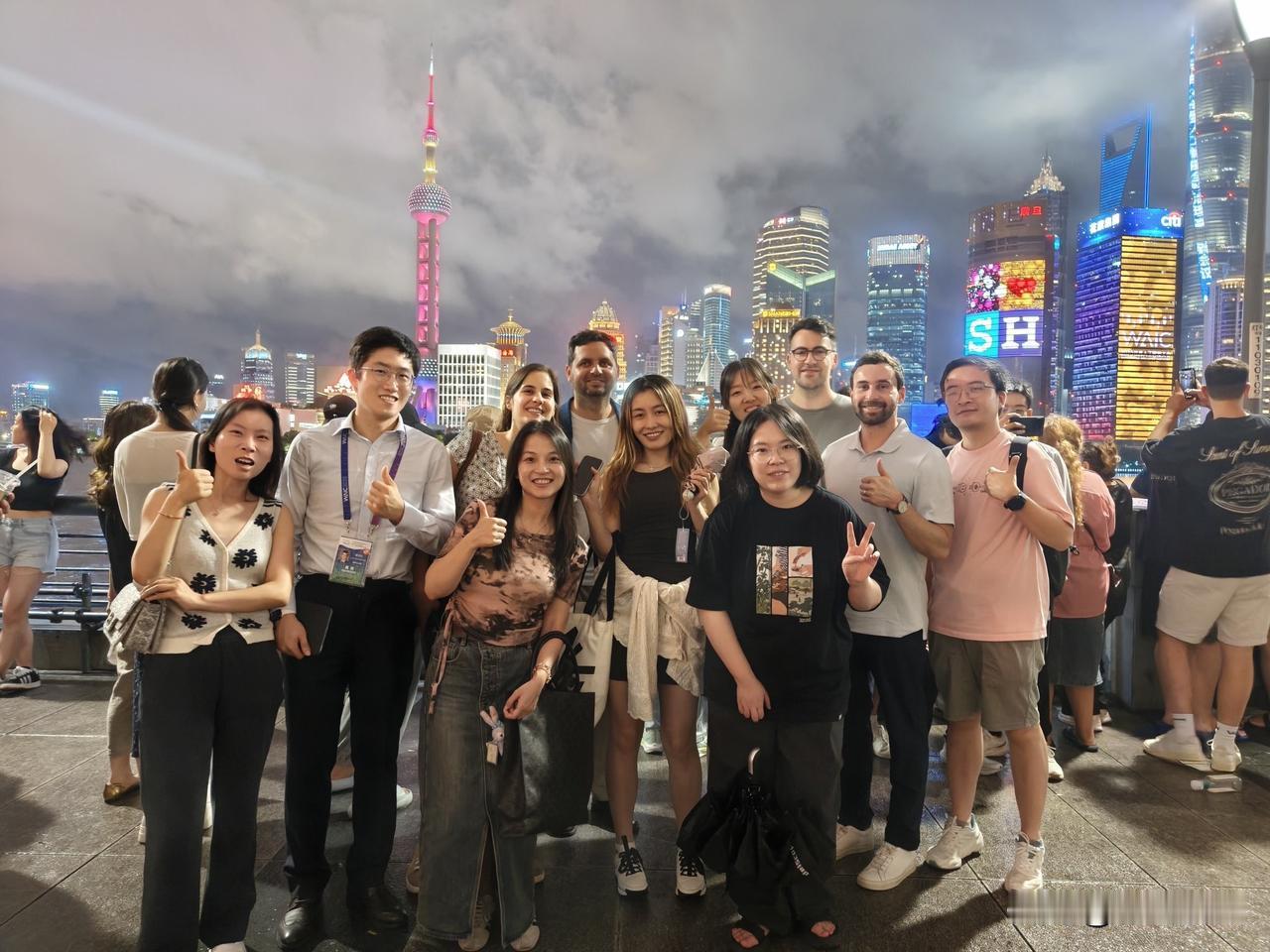 马斯克就说一句“中国很棒，我强烈建议大家去中国参观参观。”
 
这句话让世界各国