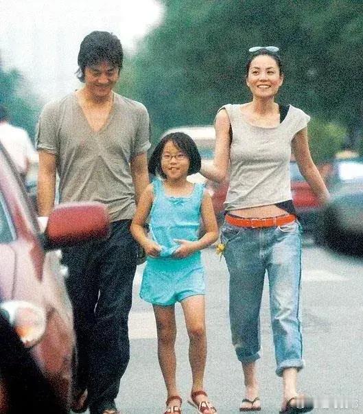 那时候李亚鹏、王菲、窦靖童一家三口的画面看着好幸福！当年的令狐冲、郭靖谁不喜欢呢