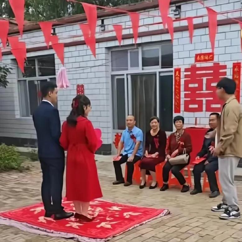 河北一对博士夫妻的婚礼，实在是太“接地气”了！
引发网友热议！新郎是河北人，家里