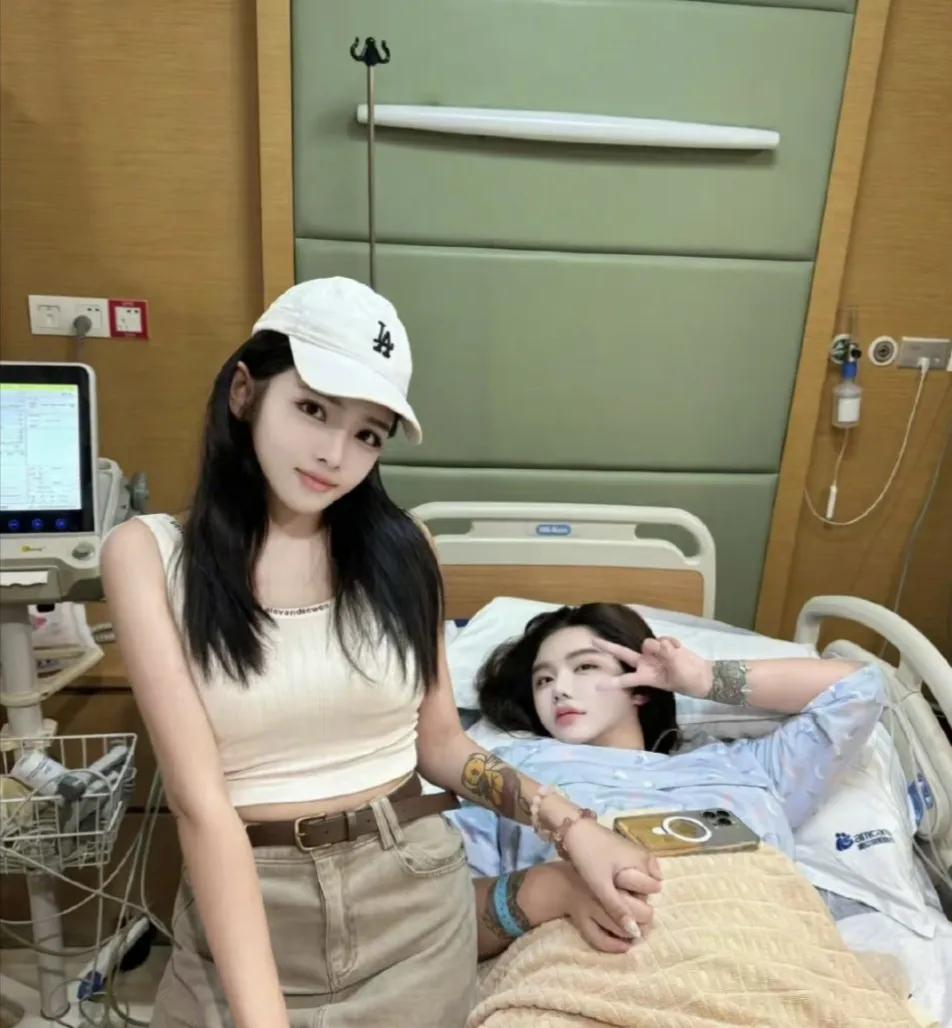 韩安冉这一家子真是绝了，刚生完孩子，床头就成了网红打卡点。老婆在床头和网红合影，