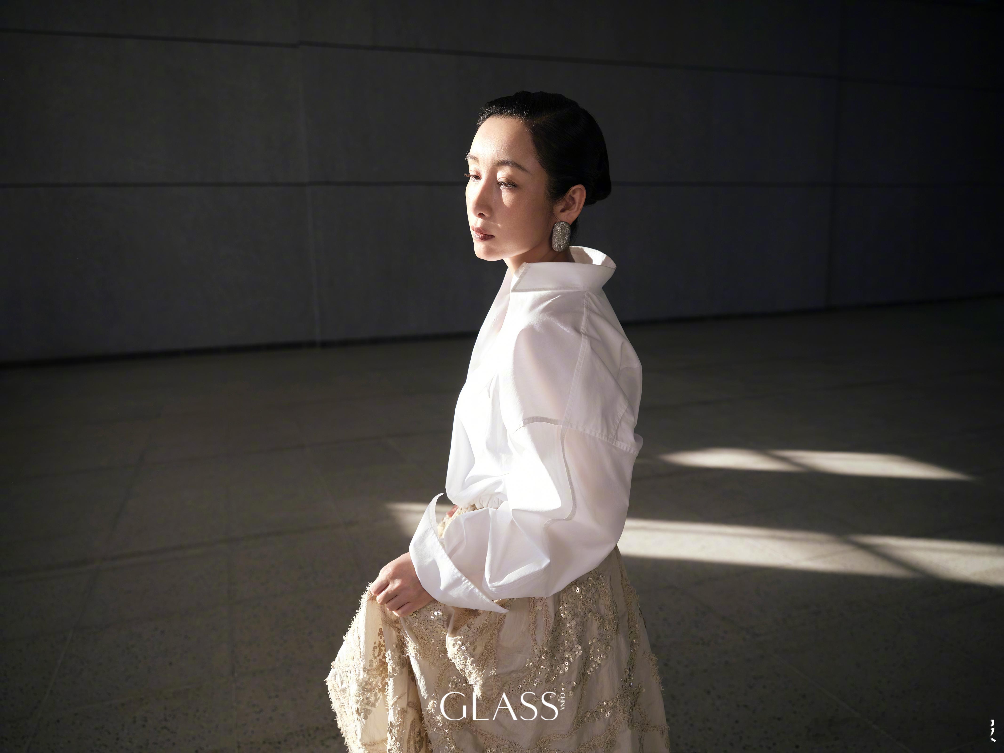 秦海璐只需轻轻出手秦海璐的《GLASS》开年刊封面太有质感，秦海璐于暖阳下矗立，