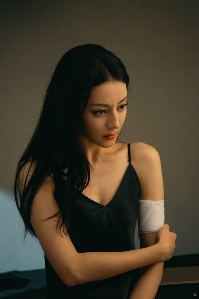 迪丽热巴黑吊带迪丽热巴于危局中前行 迪丽热巴于危局中前行，迪丽热巴黑吊带，谁懂这