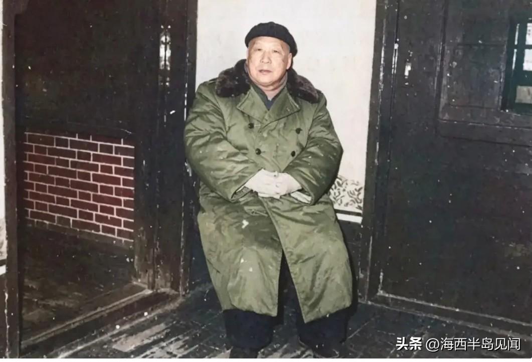 1985年1月，在纪念遵义会议50周年，已经77岁高龄的伍修权重回遵义会议室，坐