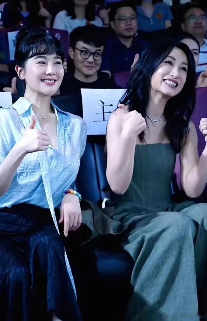 她怎么四十多岁了突然变得更漂亮了，现在和左小青比起来，一点都不输呢！ 