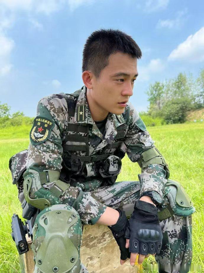 欧豪的人脉欧豪拍戏认真、待人坦荡，每一次合作都好高兴，所以大家都喜欢跟他合作啦