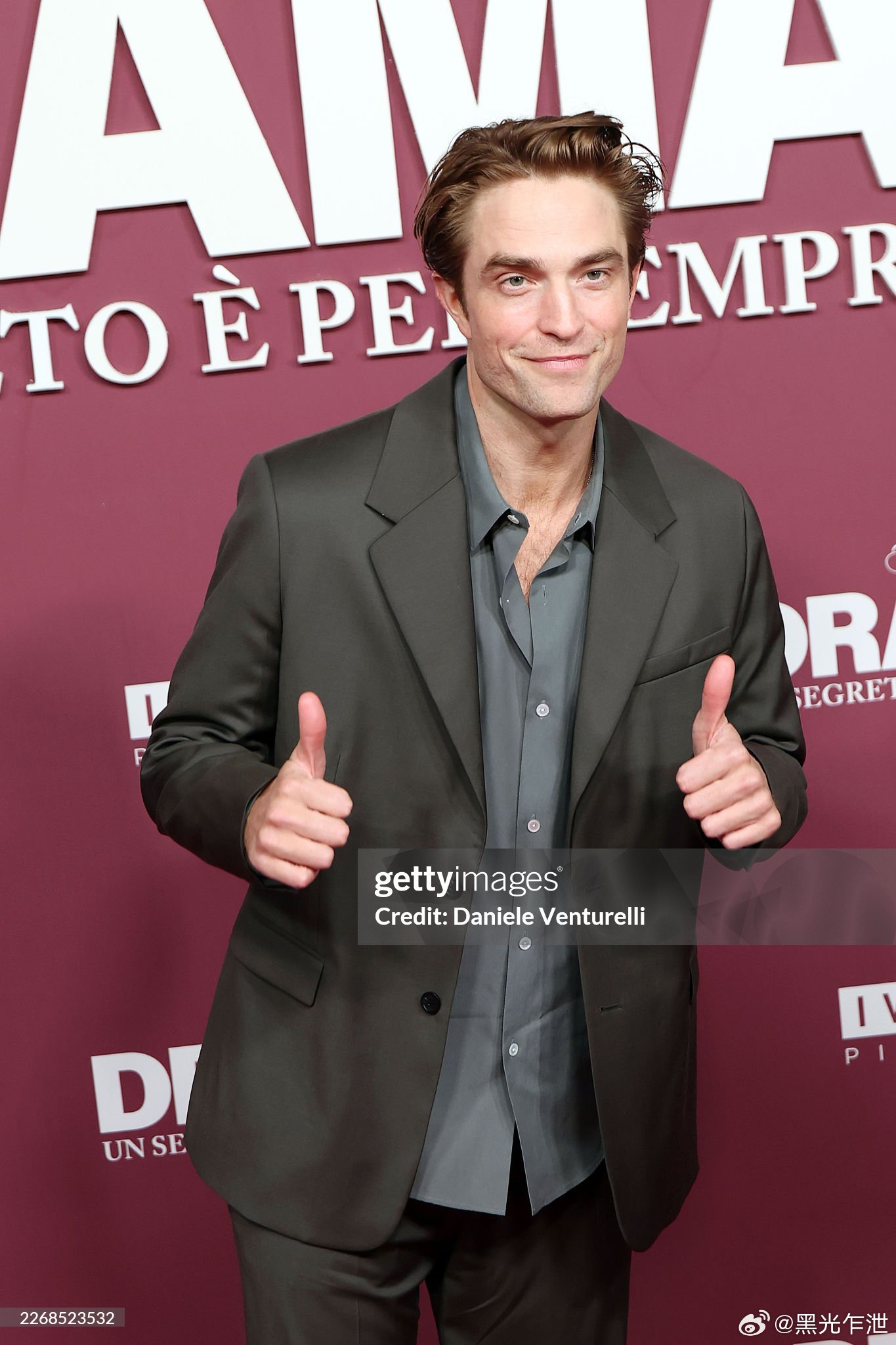 罗伯特·帕丁森被意大利媒体问信不信爱情与星座相关？他回答：“我还是会看一些的，我