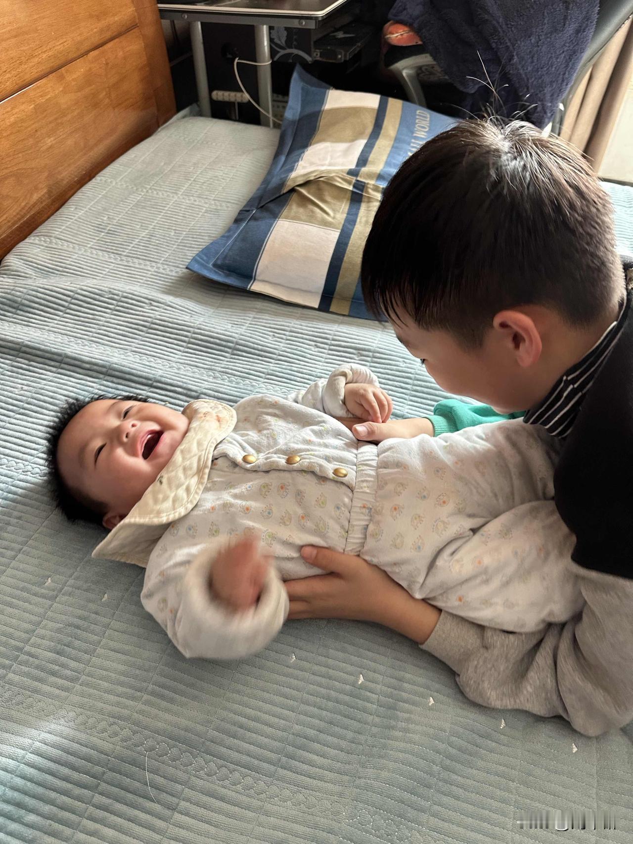 【家有二宝，无上“烦恼”】[捂脸]
自退休后，我的主业便是接送大孙子上下学，每日