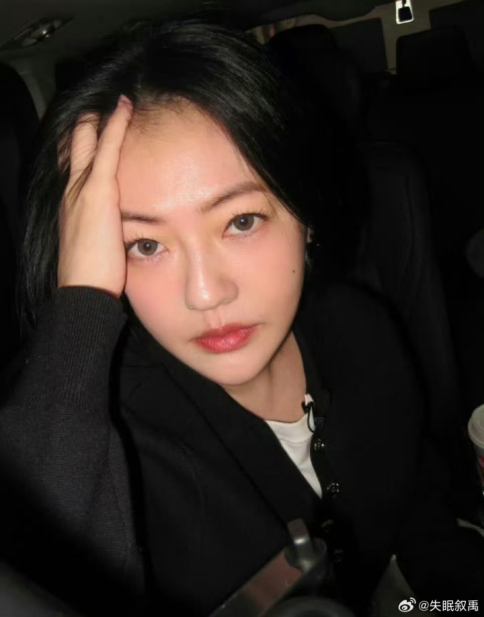 小S久违晒自拍照还是那个自信放光芒的小S！ 