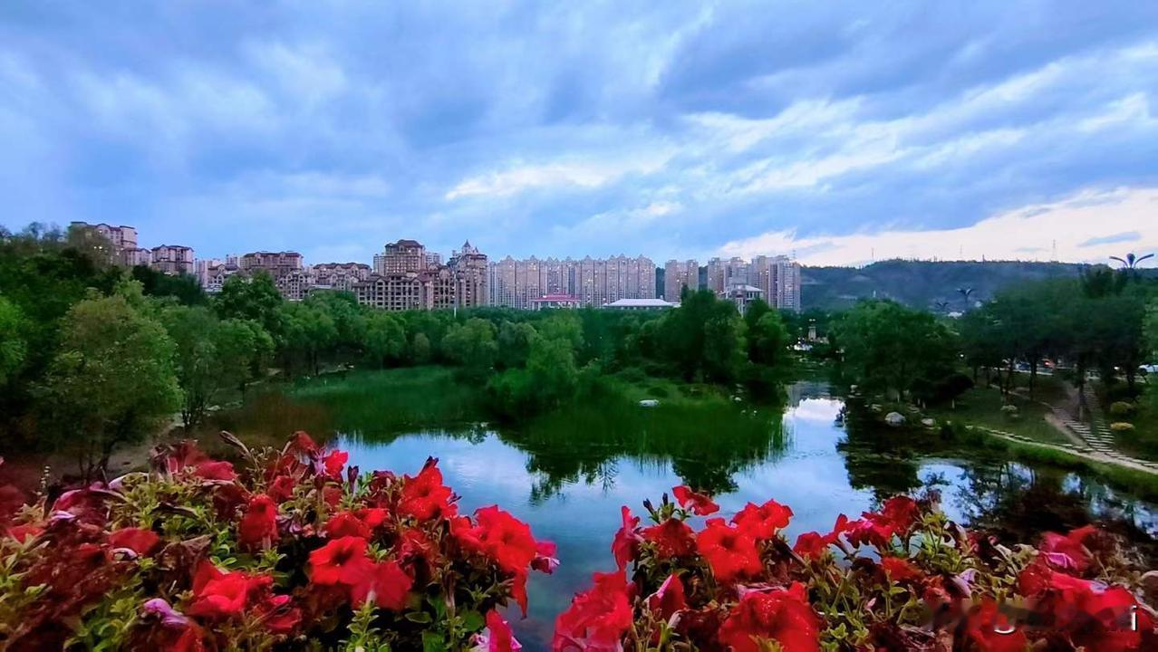 西宁市，晚上8:40，天还亮着。
图文原创：专业会展摄影  冯振伟
夏日生活打卡