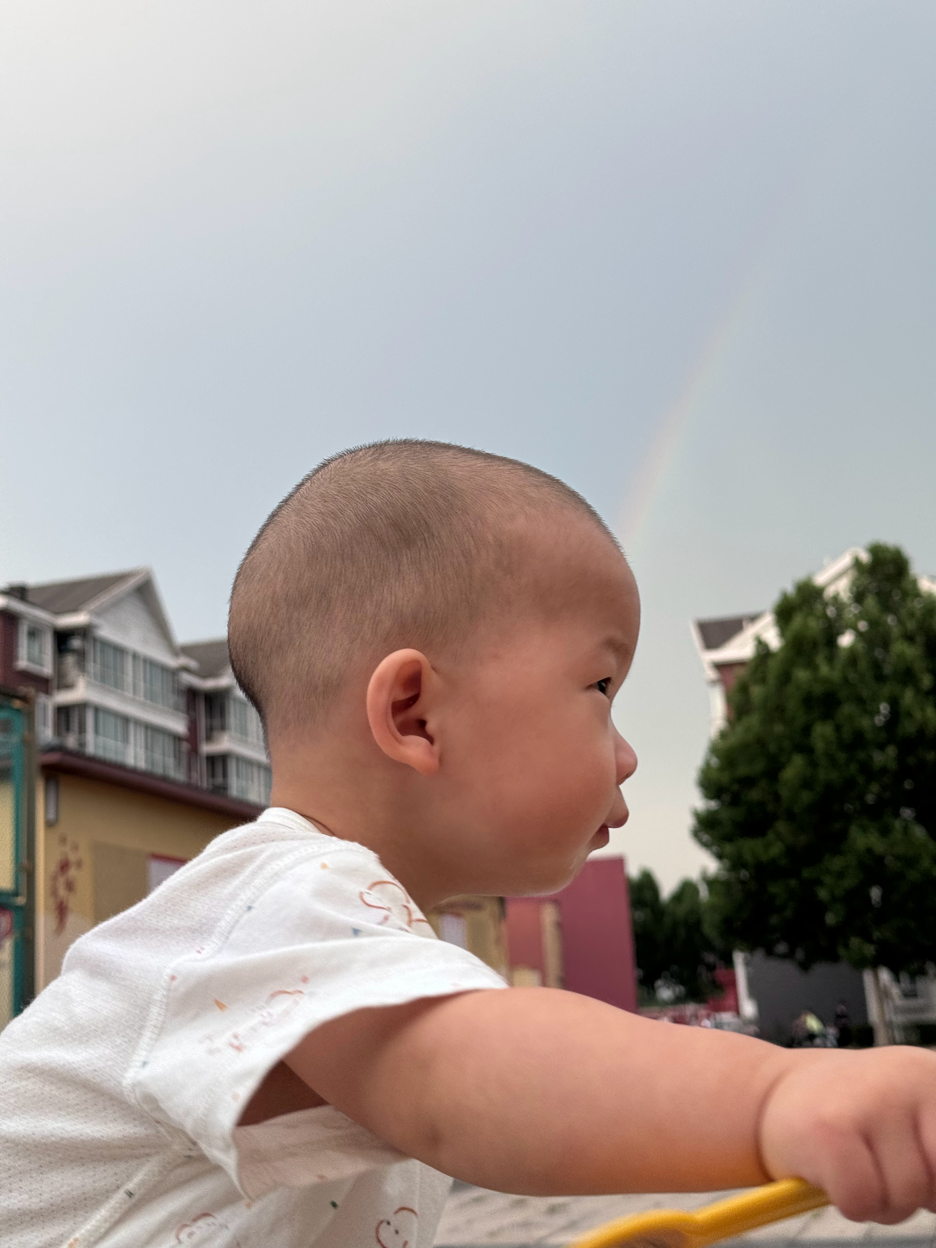 侧睡真的很舒服我就喜欢侧睡 也把孩子带的喜欢侧睡导致孩子小头没有睡圆……