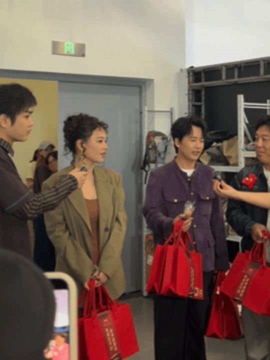 求郭麒麟黄渤马思纯来我家一趟我也想要那个解压捏捏，还有奶茶！黄渤老师选零食的眼光