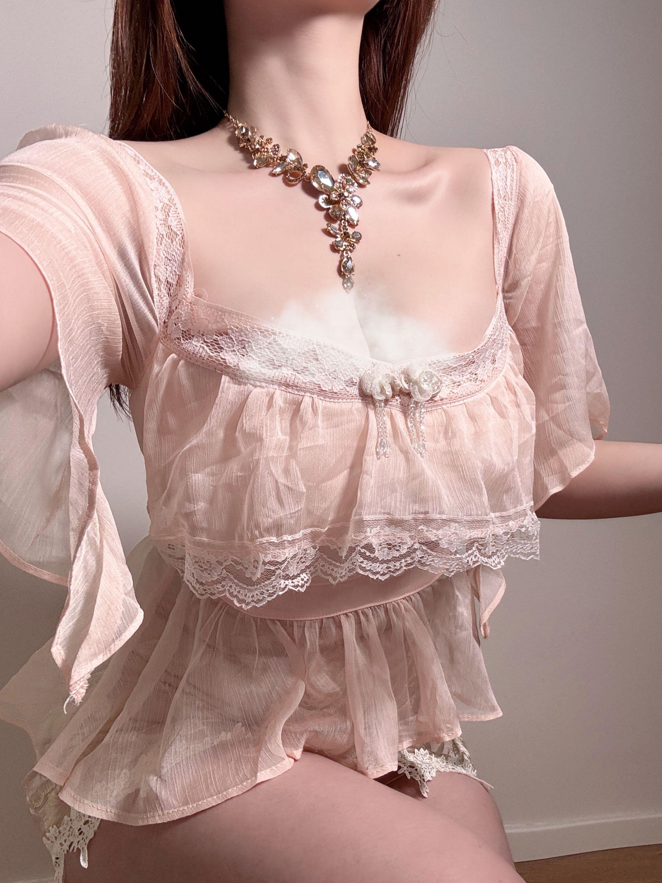 粉色短裤套装 粉色蕾丝套装 微胖女生 穿搭 微胖穿搭