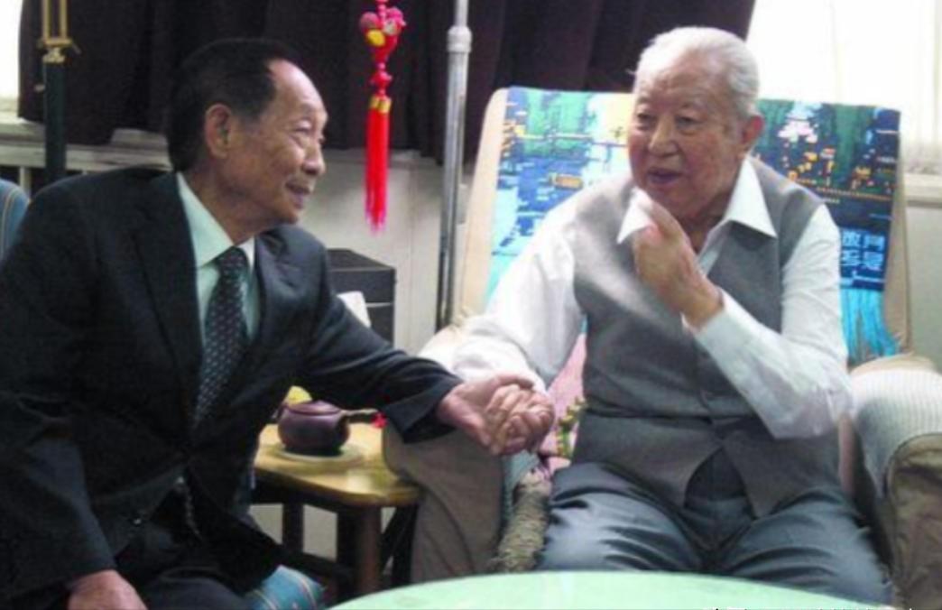 2006年，袁隆平到北京出差时，特意去看了身体欠佳的华国锋，当时华国锋不太愿见客