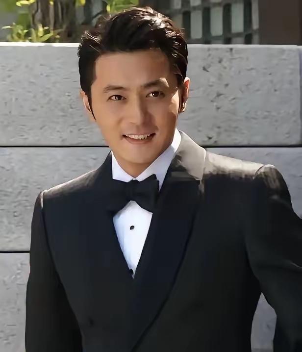 不是我吹！三十年前，这个男人是万千少女迷心中的男神级人物，如今还能认出来的，绝对