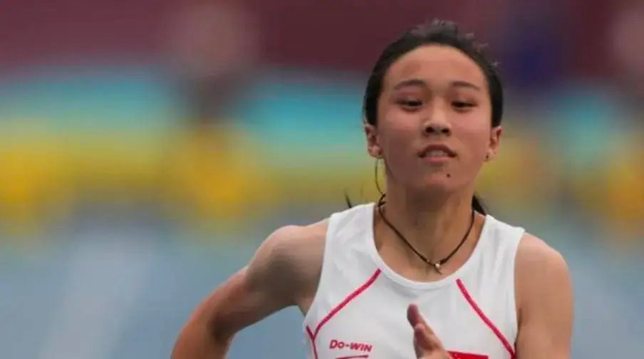 百米天才少女被国家队喊话:等你！11月9日，14岁女孩陈妤颉在女子中学组100米